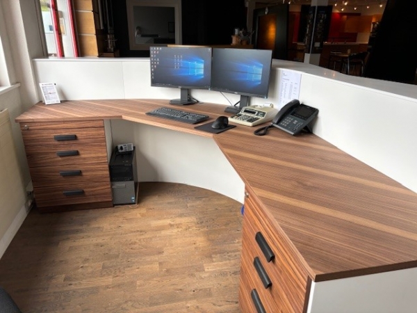desk_2.jpg